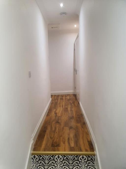 Beautiful Room In Lovely Flat Лондон Екстериор снимка