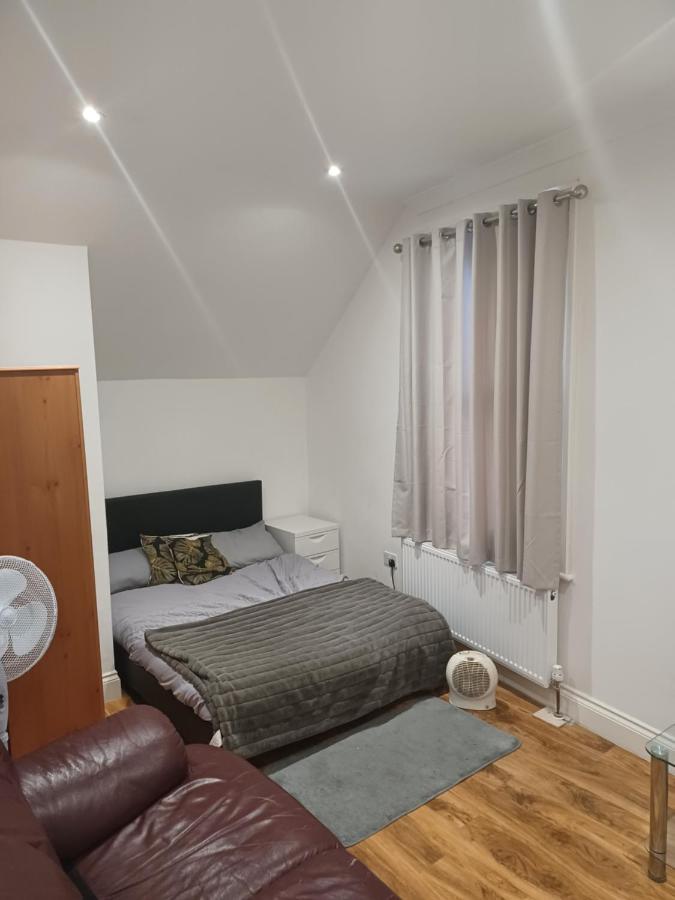 Beautiful Room In Lovely Flat Лондон Екстериор снимка